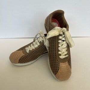 Poppy Womens Sz 8M Shoes Tan/Cream Knit Low Top Comfort Trainer Sneakers EUC
